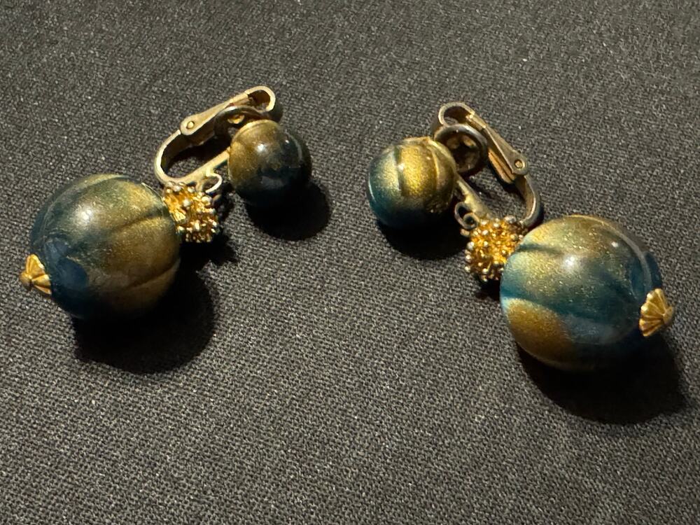 Crown Trifari MCM 50's Swirling Green Gold Clip On Earrings